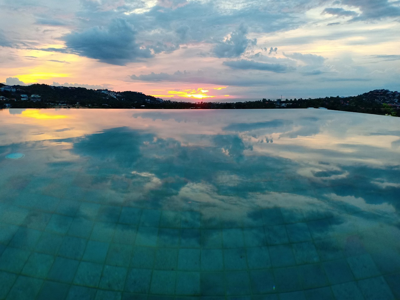 custom swimming pool designs, skimmer overflow infinity pools uae