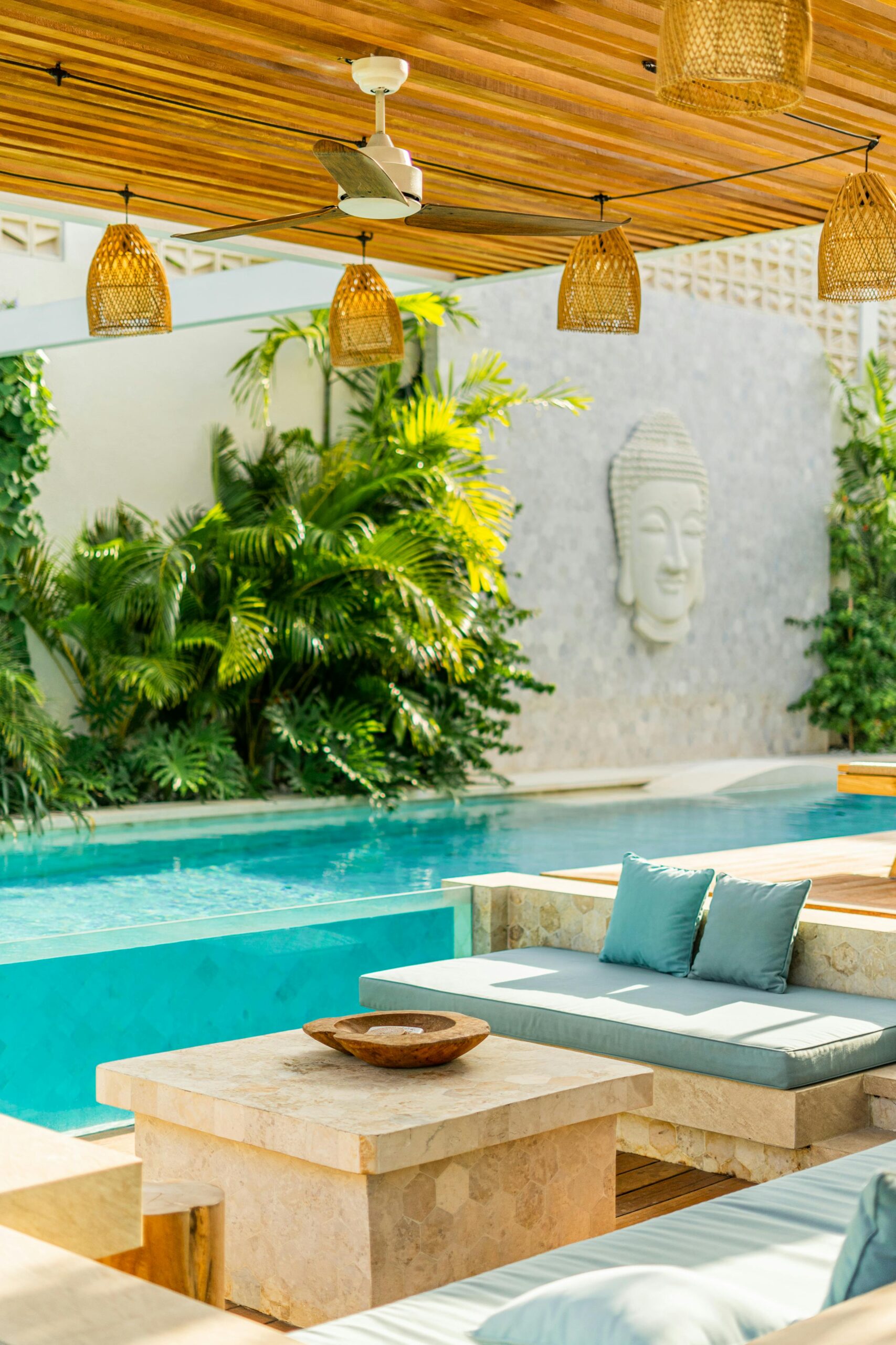 luxury swimming pool, swimming pool contractor in dubai