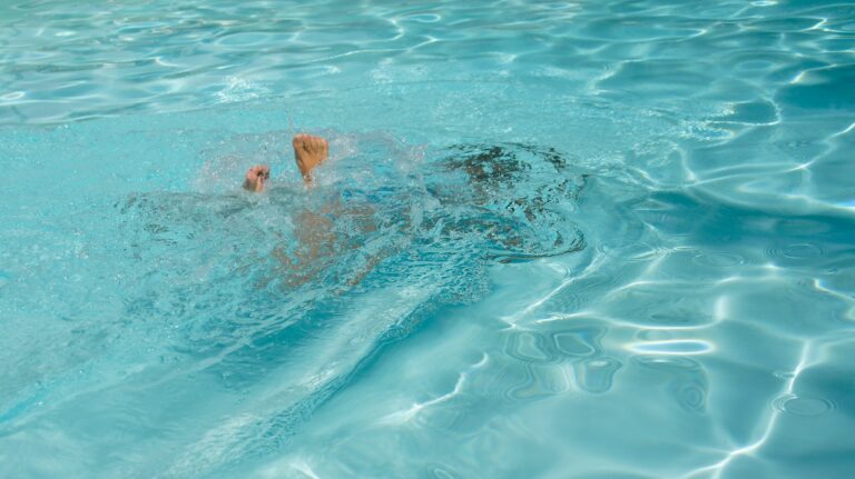 swimming pool cleaning services in dubai